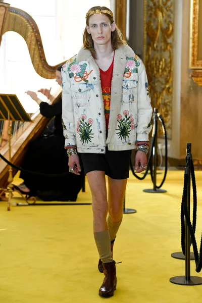 Look 10